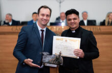 Prêmio Papa João Paulo II aos homenageados entre os quais Padre Samoel e José Sitko